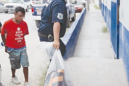 Hondureño se embriagaba en plena calle en Monclova