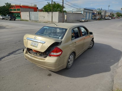 Omite alto y choca en Frontera