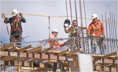 Tropieza inversión física, pero avanza consumo privado en abril