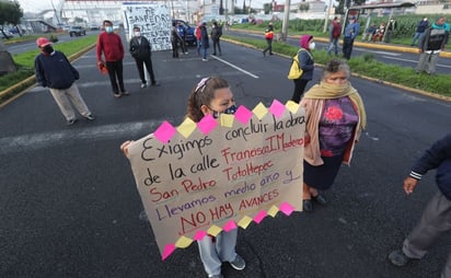 Vecinos enojados bloquean el Boulevard Aeropuerto