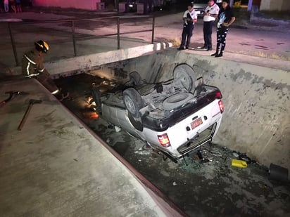 Joven vuelca en el arroyo de la colonia El Campanario en Monclova