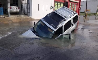 Camioneta cae dentro de socavón en Tamaulipas 