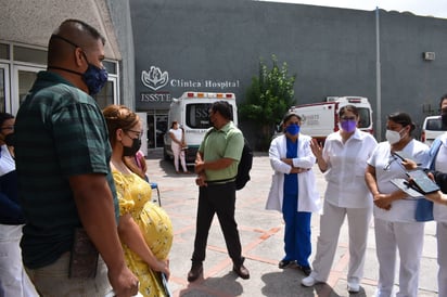 Sacan del ISSSTE de Monclova a empleada a punto de labor de parto