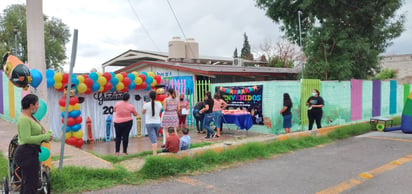 Caravanas de graduados entorpecen la vialidad y se exponen a accidentes en Frontera 