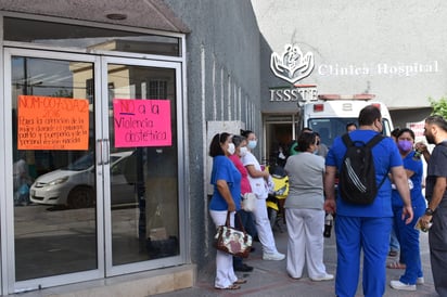 Trabajadores del ISSSTE de Monclova piden la dimisión de su directora