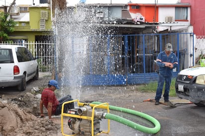 Truena tubería vieja, se queda sin servicio en la Miravalle de Monclova 