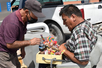 Medallista paralímpico de 1987 se gana la vida vendiendo dulces en Monclova 