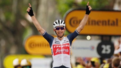 Mollema gana escapado, Pogacar conserva el liderato y Martin se pone segundo