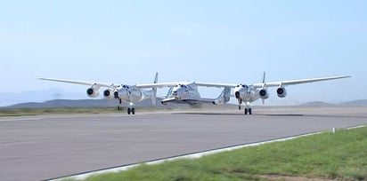 El avión de Virgin Galactic con Richard Branson a bordo vuelve a Tierra