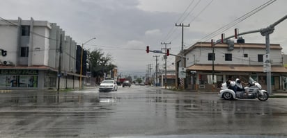 Motociclistas se arriesgan al viajar sin protección en Monclova