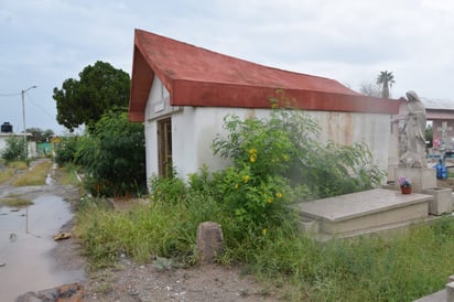 Las tumbas colapsadas en el panteón Guadalupe de Monclova