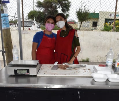 '¡Pásele, sí hay barbacoa!'; jóvenes emprenden en Monclova para pagar sus estudios