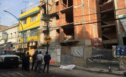 Albañil muere al caer electrocutado de casi 15 metros en Tacubaya