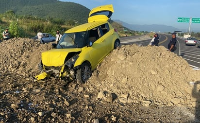 Bloquean autopista Siglo XXI con tierra y provocan accidente