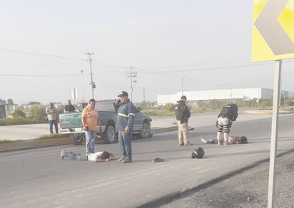 Camioneta derriba moto en Monclova