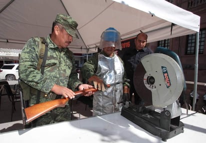 Ciudadanos de Monclova acuden a módulo para canjear armas por dinero