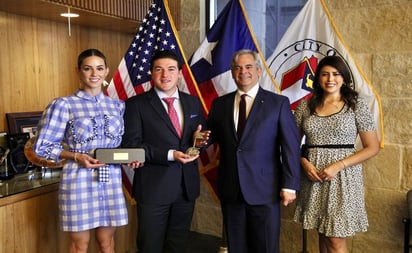 Recibe Samuel García las llaves de Austin, Texas