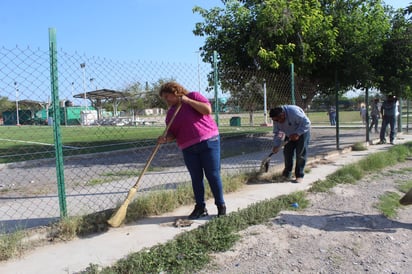 Los empleados de presidencia salieron a barrer las calles 