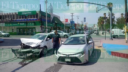 Una conductor omite luz roja de semáforo y termina provocando accidente