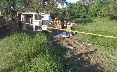 Mueren en volcadura cuatro trabajadores de limpieza en Tamaulipas