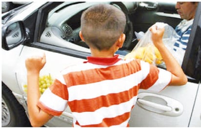 Los niños limpiabrisas arriesgan su vida en los cruceros de Monclova