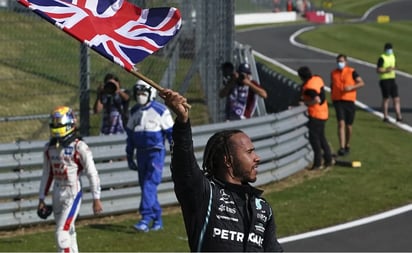 Red Bull condena ataques racistas sobre Lewis Hamilton