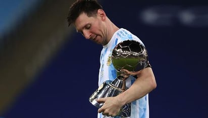 Nona Gaprindashvili le regala a Messi un juego de ajedrez dorado