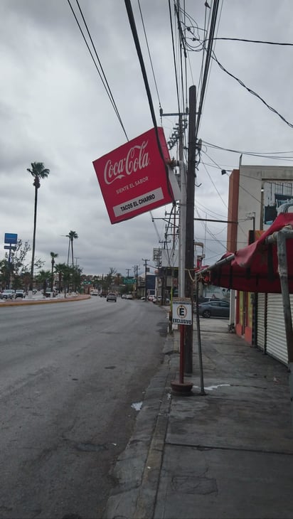 Un anuncio luminoso a punto de caer causa alarma entre comerciantes