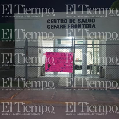 El personal de la Jurisdicción Sanitaria 04 se manifiesta con carteles por presunto acoso sexual