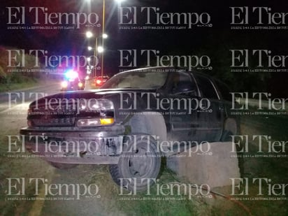 Un conductor derriba luminaria y termina destrozando su lujosa camioneta en Monclova 