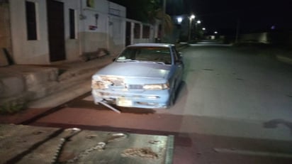 Un automovilista choca contra una luminaria en Monclova 