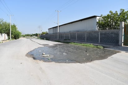 Brotan aguas pestilentes de una alcantarilla de drenaje en la colonia occidental de Frontera