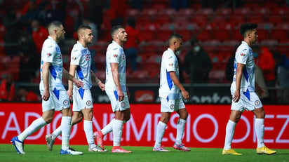 Cruz Azul estrena su cetro con siete bajas