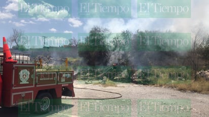 Fuerte incendio de maleza alerta a empleados de una farmacia en Monclova 