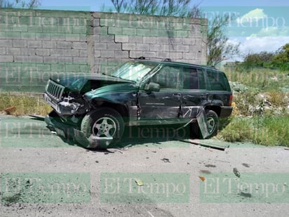 Camión choca contra auto estacionado en Monclova al botarse la palanca de cambios