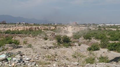 Camiones de volteo siguen tirando escombro y basura al interior del río Monclova