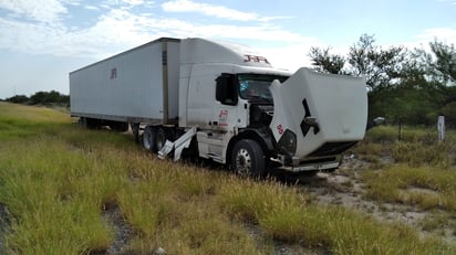 Tráiler termina fuera de la carretera 57