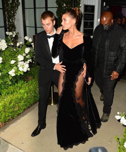 Hailey Bieber impacta con atrevido vestido