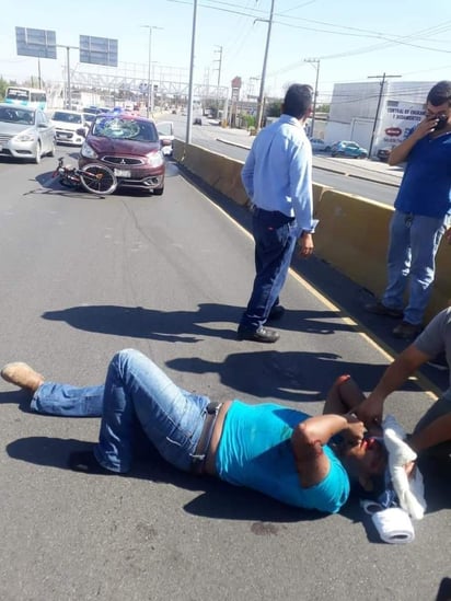 Un ciclista terminó gravemente lesionado al ser arrollado por un automóvil en Monclova