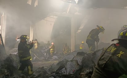 Sofocan incendio en fábrica de colchones de Tlalnepantla