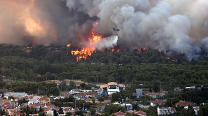 Evacúan tres suburbios de Atenas por un fuerte incendio