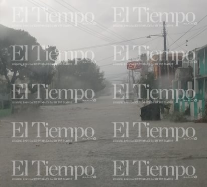 Fuerte lluvia está azotando la colonia Las Flores de Monclova