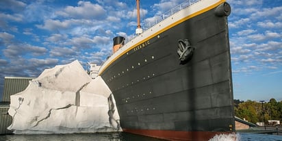 Colapsa muro de hielo en el museo del Titanic; 3 lesionados