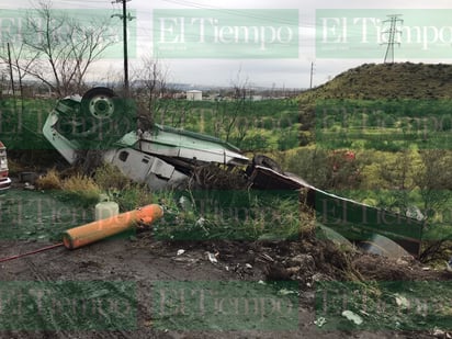 Tráiler termina volcado en la avenida Puerta 4 de Monclova