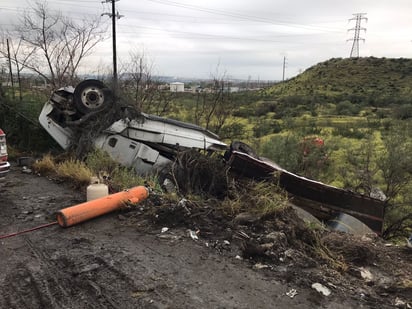 Un tráiler termina volcado con dos rollos de acero en Monclova 