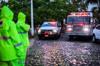 Detienen a jóvenes por querer nadar en cárcamo