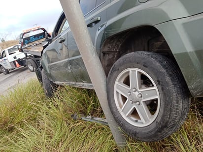 Un automovilista choca contra una luminaria en el punto 9 de AHMSA en Monclova