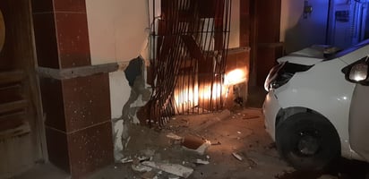 Un trabajador de TELMEX conduce en “infinitum” e impacta vivienda en Monclova 