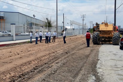 Alcalde de Frontera supervisa una obra de pavimento 