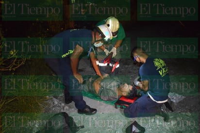 Motociclista lucha por su vida al caer dentro de un arroyo en Monclova 